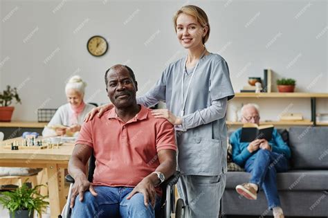Persona mayor sonriendo mientras participa en un juego de mesa que estimula el cerebro