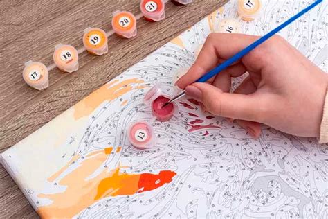 Detalle de un kit de pintar por números con tonos tierra