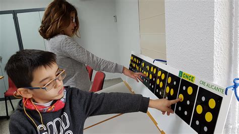Niños aprendiendo braille