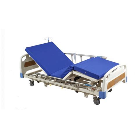 Diseño de cama clínica eléctrica con barandillas de seguridad y controles de ajuste.