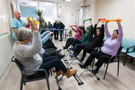 Esquema de los servicios y beneficios de un centro día para adultos mayores