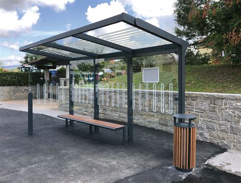 Foto de un paradero de autobús accesible con una persona en silla de ruedas esperando