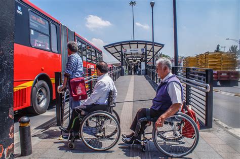 Infografía comparativa de la accesibilidad en transporte público en diferentes ciudades europeas