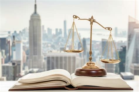 Balanza de la justicia y código de leyes