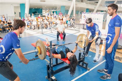 Deportistas de parapowerlifting de Hualpén recibiendo un arengazo municipal antes de los juegos