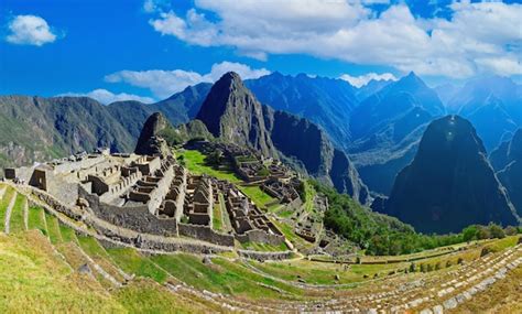 Vista panorámica de Machu Picchu con Huayna Picchu al fondo