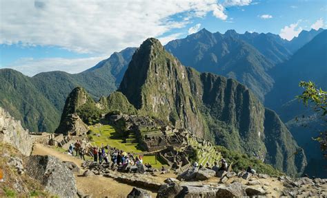 Vista aérea de Machu Picchu mostrando su integración con el paisaje montañoso