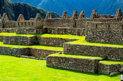 Detalle de la arquitectura incaica en Machu Picchu, con piedras perfectamente encajadas