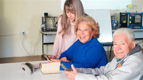 Adultos mayores interactuando con tecnología o participando en un taller de ciencia