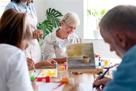 Ilustración de personas mayores participando en un taller sensorial o con dispositivos tecnológicos