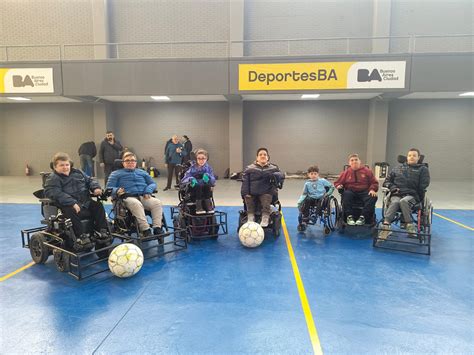 Foto de partido de Powerchair Football con sillas de ruedas adaptadas