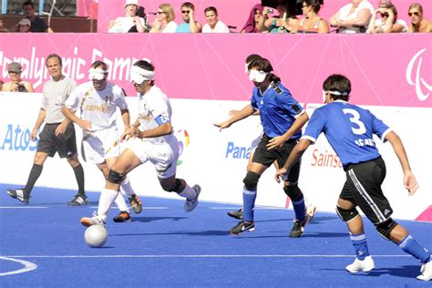 Foto de partido de Fútbol-5 para ciegos con balón sonoro y antifaces