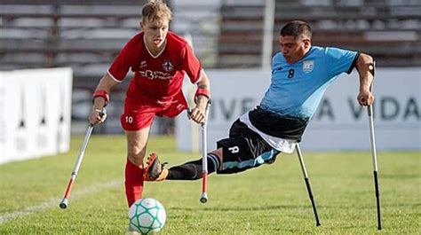Foto de partido de fútbol para amputados con jugadores usando muletas