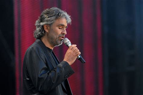 Imagen de archivo de Andrea Bocelli cantando en un piano bar en sus inicios.
