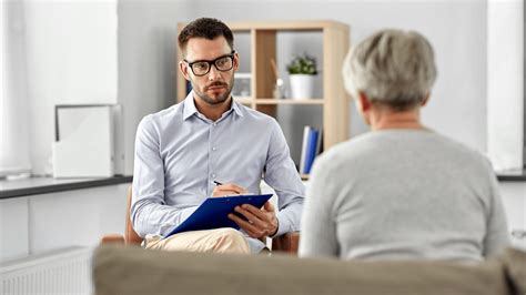 Imagen de un psicólogo realizando una entrevista clínica a un adulto
