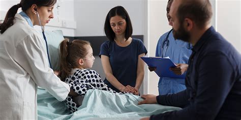 Foto: Equipo médico de cuidados paliativos pediátricos interactuando con un niño y su familia