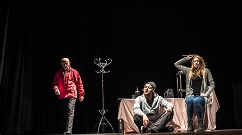 Fotografía de la escena donde se ve a Vicente Ferrer en el suelo y personas a su alrededor