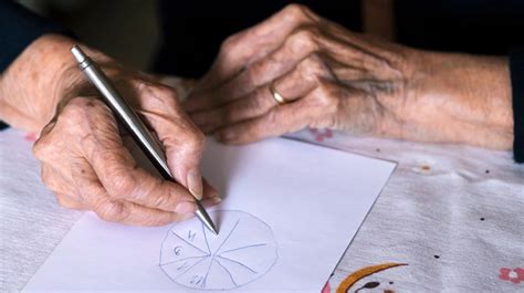 Ilustración de un adulto mayor dibujando un reloj durante una prueba cognitiva
