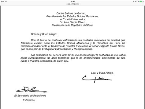 Foto de cartas credenciales presentadas por un diplomático