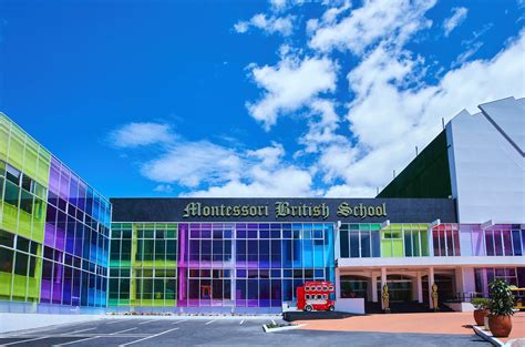 Fotografía de las instalaciones modernas y laboratorios tecnológicos del Montessori British School