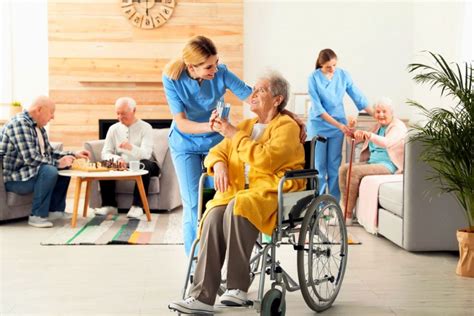 Imagen ilustrativa de un hogar de ancianos con residentes participando en actividades.