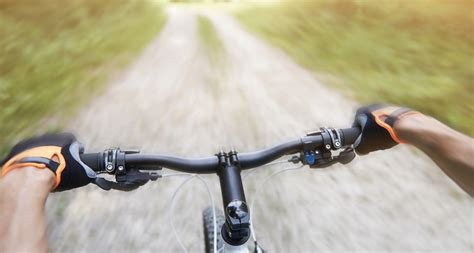 Esquema visual que muestra cómo el abuelo organiza los smartphones en el manillar de su bicicleta para acceder a todos simultáneamente.