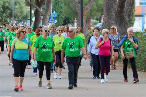 Fotografía de la Caminata para Personas Mayores 2025 en Chillán, con numerosos participantes sonrientes y activos.