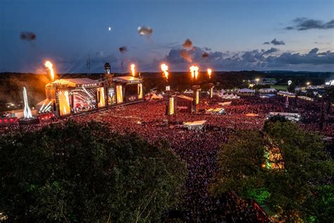 Foto aérea del festival Wacken Open Air con multitudes y escenarios