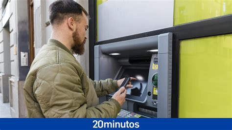 Persona con discapacidad utilizando un cajero automático accesible con señalización clara