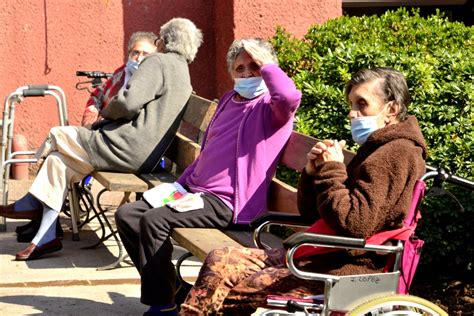 personal del ELEAM de Huana atendiendo a adultos mayores