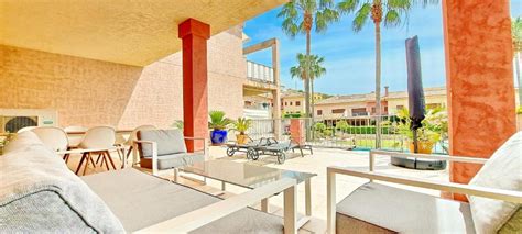 Vista panorámica de la residencia Acalis Montemar con sus jardines y cercanía al mar.