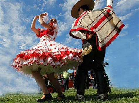 Imagen ilustrativa de parejas bailando cueca tradicional chilena