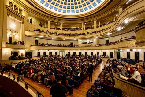 Fotografía panorámica del Teatro Municipal de Chillán durante el festival con la participación de los adultos mayores.