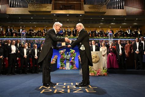 Imagen de la entrega de premios a los ganadores del festival en el escenario del Teatro Municipal.