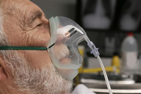 imagen de un adulto mayor usando gafas nasales para oxigenoterapia