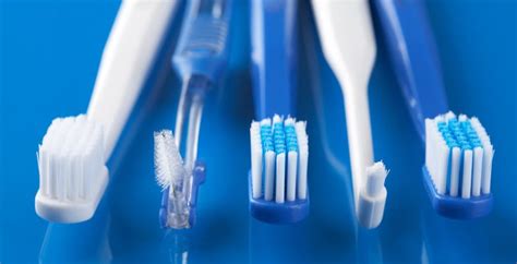 variedad de cepillos de dientes adaptados y pastas dentales infantiles