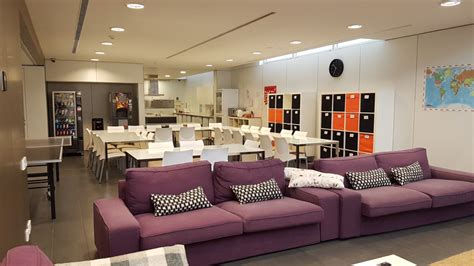 Fotografía de las instalaciones de la residencia mostrando espacios comunes luminosos y áreas de estar confortables para los residentes.