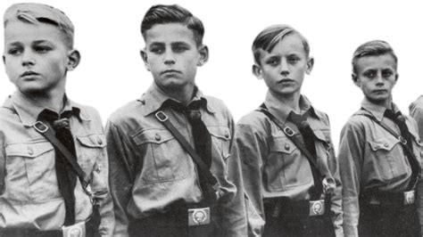 Fotografía histórica de Adolf Hitler condecorando a miembros de las Juventudes Hitlerianas en marzo de 1945.