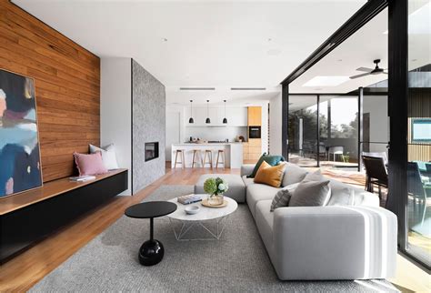 Fotografía de interiores de Kotisatama, mostrando la sala de estar multifuncional con chimenea y el taller de artesanía.