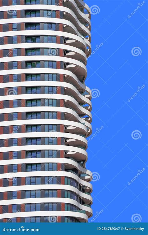 Imagen de un barrio finlandés con edificios residenciales modernos y espacios verdes.