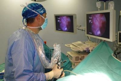 Equipo médico realizando una cistoscopia