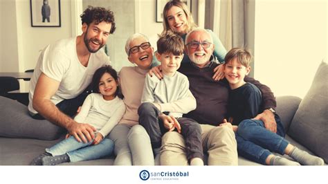 Imagen de una familia interactuando con un gestor familiar
