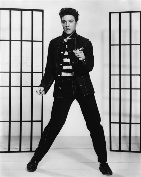 Fotografía icónica de Elvis Presley en su juventud, con su característico peinado y vestimenta