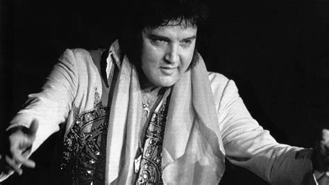 Imagen de Elvis Presley en sus últimos años, mostrando signos de su deterioro físico