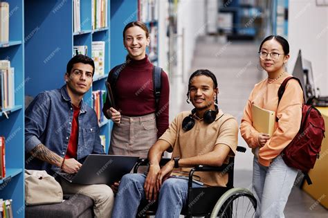 fotografía de un grupo diverso de estudiantes, incluyendo adultos mayores, en un campus universitario o instituto técnico