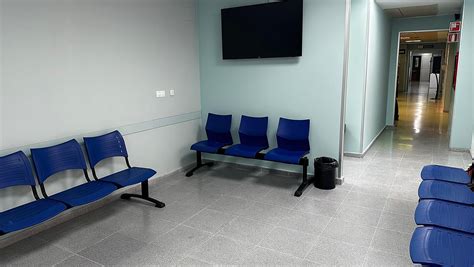 Diseño de una sala de espera en urgencias adaptada para adultos mayores, con mobiliario ergonómico y elementos de confort.