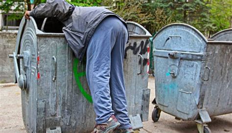 Foto de anciano hurgando en la basura en una feria libre chilena