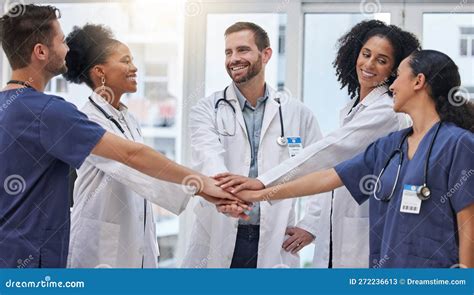 Equipo de profesionales de la salud en un entorno hospitalario