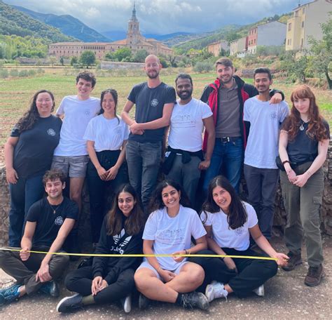 Sofía Zárate junto a jóvenes voluntarios del Club Batiscafo durante un recorrido por los cerros de Valparaíso