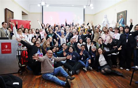 Voluntarios compartiendo con residentes en una residencia de la Fundación Las Rosas